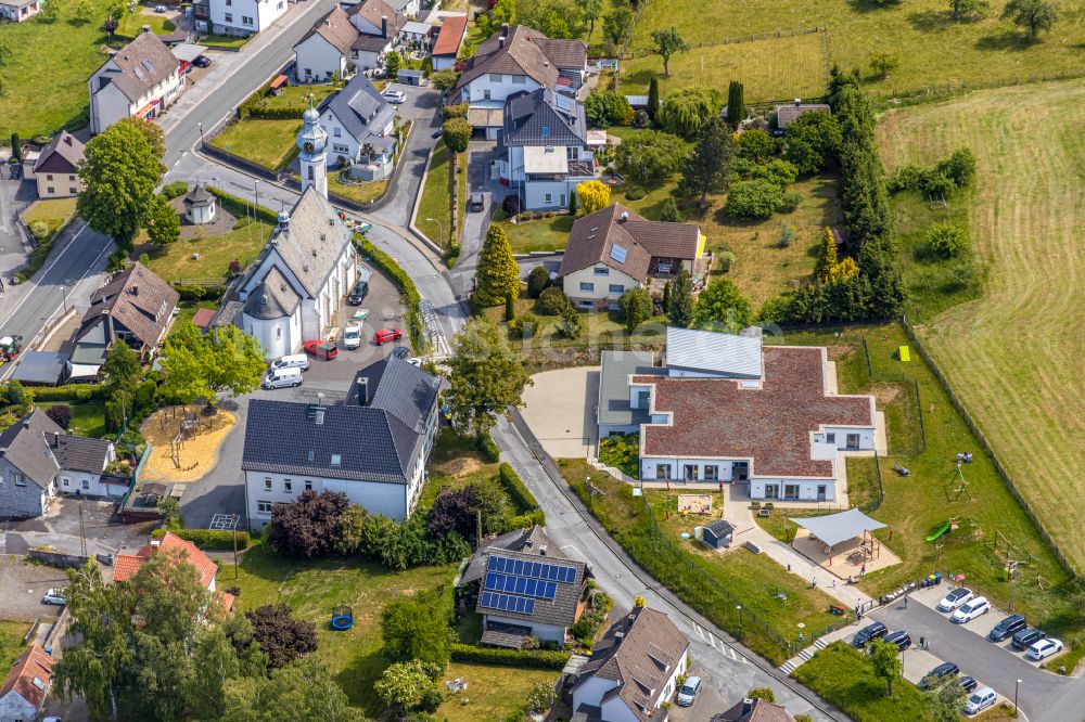 Luftbild Beckum - Kirchengebäude St. Nikolaus-Kirche in Beckum im Bundesland Nordrhein-Westfalen, Deutschland