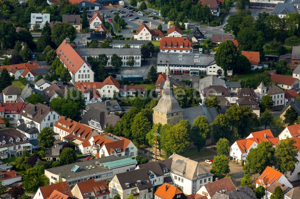 Rüthen aus der Vogelperspektive: Kirchengebäude der St. Nikolaus Kirche in Rüthen im Bundesland Nordrhein-Westfalen