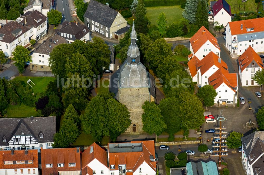 Luftaufnahme Rüthen - Kirchengebäude der St. Nikolaus Kirche in Rüthen im Bundesland Nordrhein-Westfalen