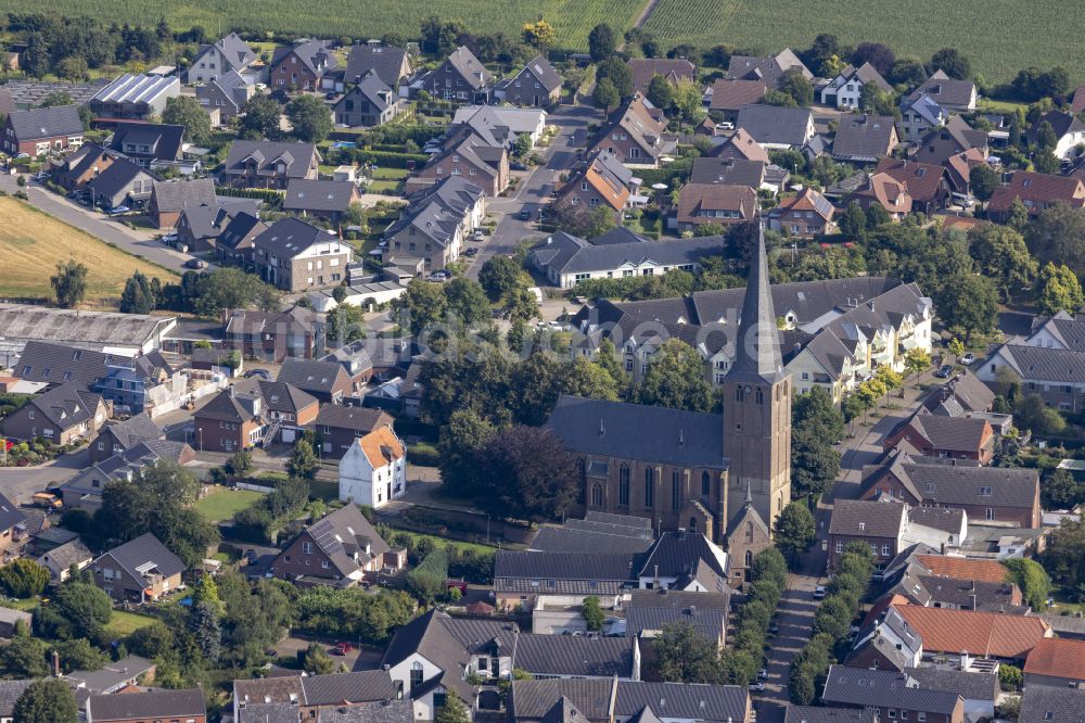 Luftaufnahme Walbeck - Kirchengebäude St. Nikolaus in Walbeck im Bundesland Nordrhein-Westfalen, Deutschland