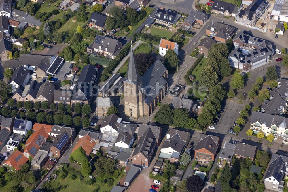 Walbeck aus der Vogelperspektive: Kirchengebäude St. Nikolaus in Walbeck im Bundesland Nordrhein-Westfalen, Deutschland