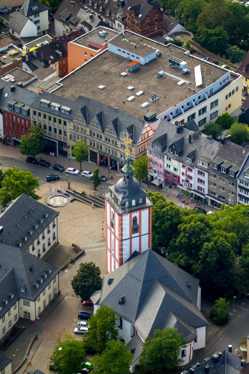 Siegen von oben - Kirchengebäude der Nikoleikirche in Siegen im Bundesland Nordrhein-Westfalen