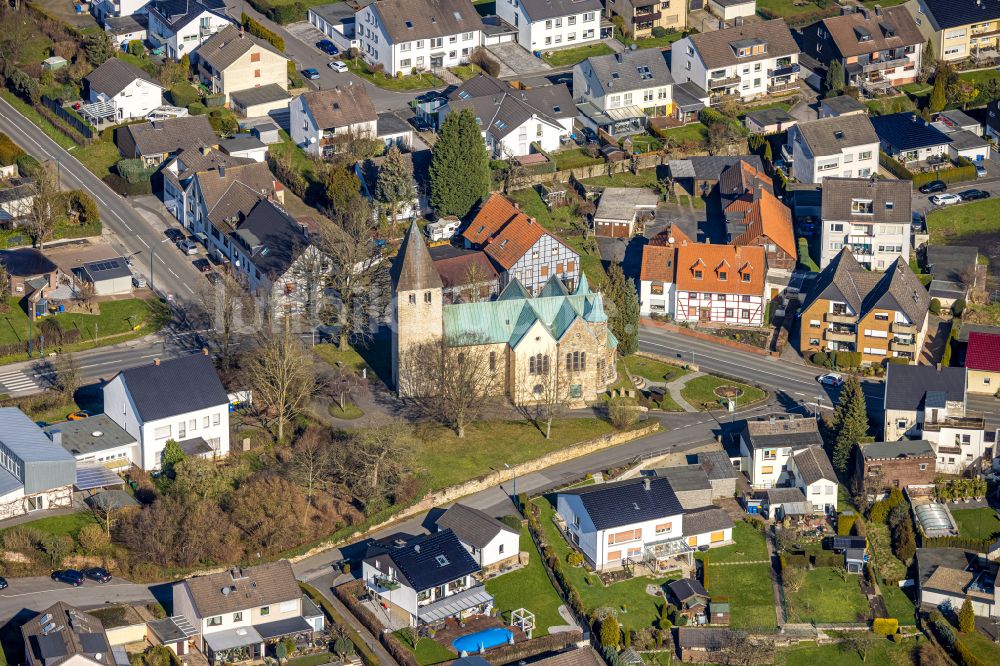 Opherdicke von oben - Kirchengebäude in Opherdicke im Bundesland Nordrhein-Westfalen, Deutschland