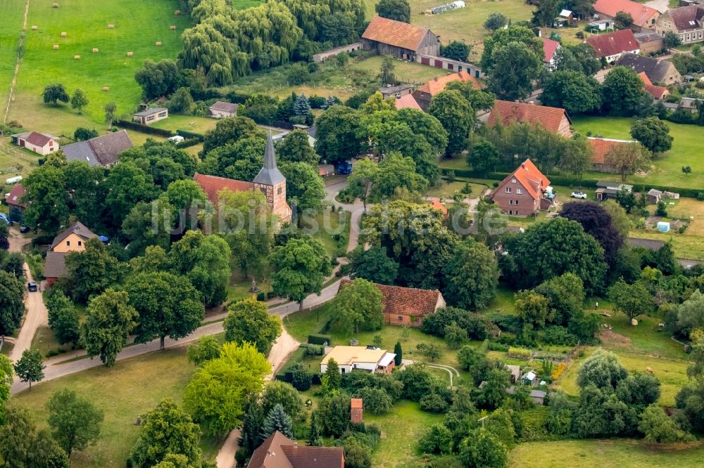 Luftaufnahme Vipperow - Kirchengebäude mit Ortskern- Ansicht des Dorfes Vipperow im Bundesland Mecklenburg-Vorpommern