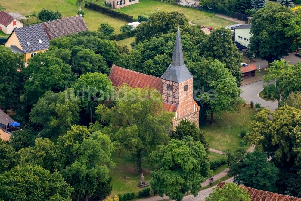 Vipperow von oben - Kirchengebäude mit Ortskern- Ansicht des Dorfes Vipperow im Bundesland Mecklenburg-Vorpommern