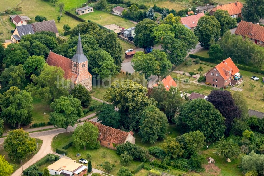 Vipperow aus der Vogelperspektive: Kirchengebäude mit Ortskern- Ansicht des Dorfes Vipperow im Bundesland Mecklenburg-Vorpommern