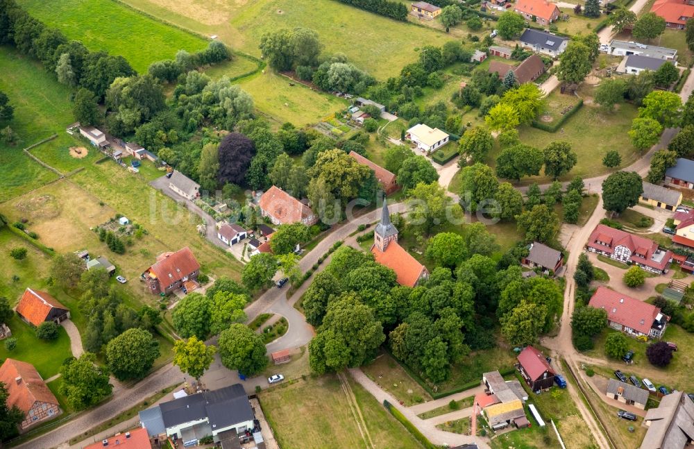 Luftaufnahme Vipperow - Kirchengebäude mit Ortskern- Ansicht des Dorfes Vipperow im Bundesland Mecklenburg-Vorpommern