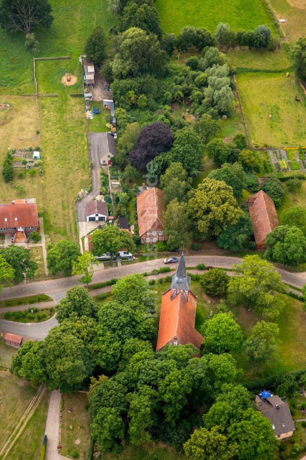 Vipperow von oben - Kirchengebäude mit Ortskern- Ansicht des Dorfes Vipperow im Bundesland Mecklenburg-Vorpommern