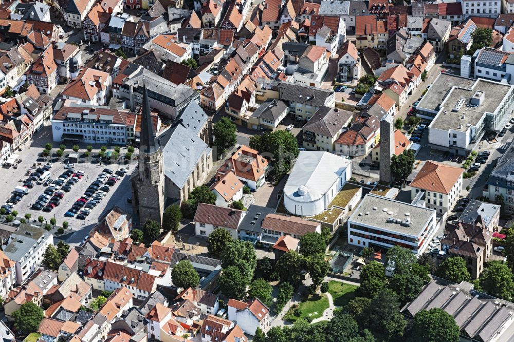 Alzey von oben - Kirchengebäude in der Ortsmitte in Alzey im Bundesland Rheinland-Pfalz, Deutschland