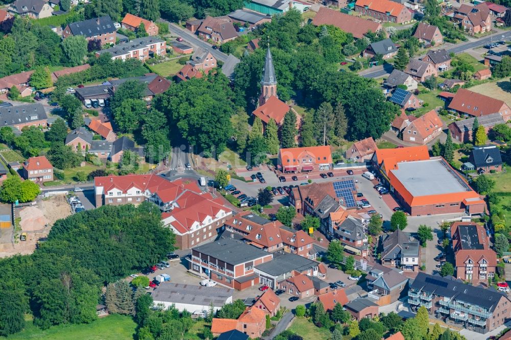 Luftbild Apensen - Kirchengebäude in der Ortsmitte in Apensen im Bundesland Niedersachsen, Deutschland