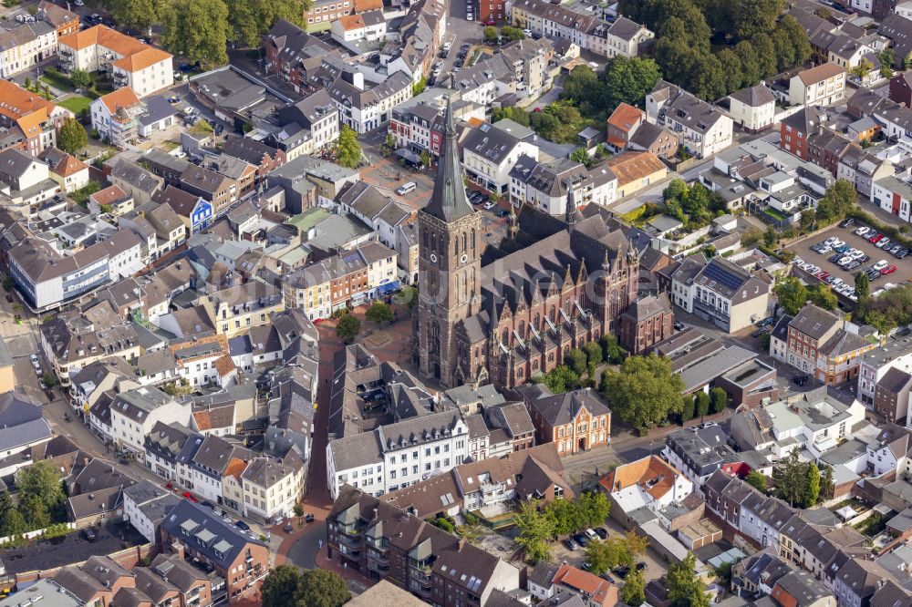 Dülken aus der Vogelperspektive: Kirchengebäude in der Ortsmitte in Dülken im Bundesland Nordrhein-Westfalen, Deutschland