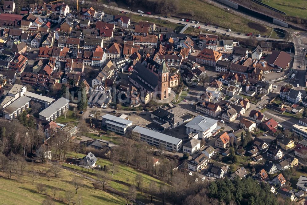 Elzach aus der Vogelperspektive: Kirchengebäude in der Ortsmitte in Elzach im Bundesland Baden-Württemberg, Deutschland