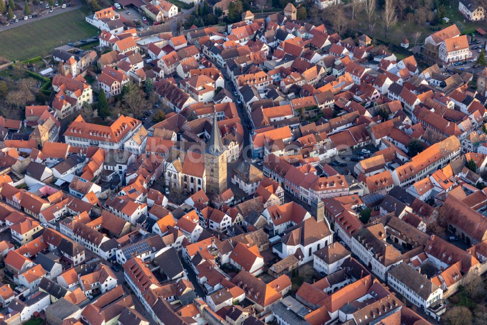 Freinsheim von oben - Kirchengebäude in der Ortsmitte in Freinsheim im Bundesland Rheinland-Pfalz, Deutschland