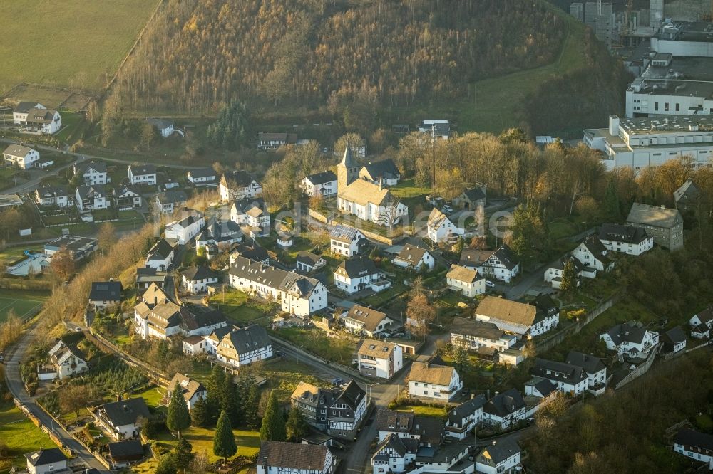 Grevenstein aus der Vogelperspektive: Kirchengebäude in der Ortsmitte in Grevenstein im Bundesland Nordrhein-Westfalen, Deutschland