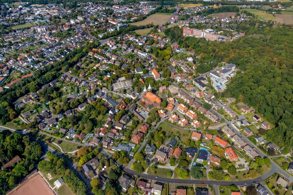 Hamm von oben - Kirchengebäude in der Ortsmitte in Hamm im Bundesland Nordrhein-Westfalen, Deutschland