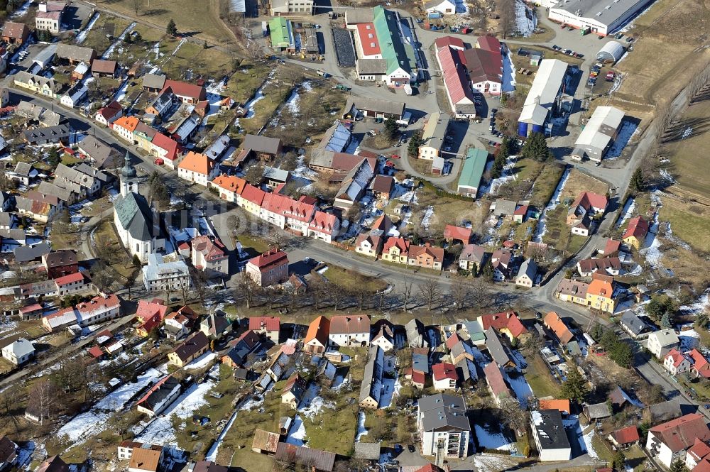 Luftaufnahme Klenci pod Cerchovem - Klentsch - Kirchengebäude in der Ortsmitte in Klenci pod Cerchovem - Klentsch in Plzensky kraj - Pilsner Region - Böhmen, Tschechien