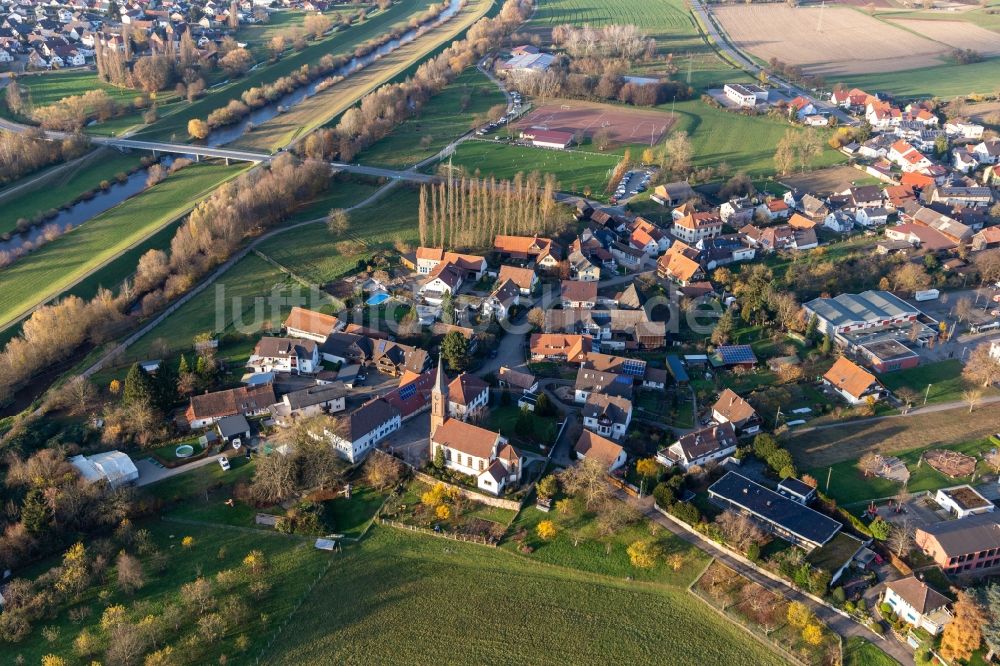 Luftaufnahme Offenburg - Kirchengebäude in der Ortsmitte im Ortsteil Bühl in Offenburg im Bundesland Baden-Württemberg, Deutschland