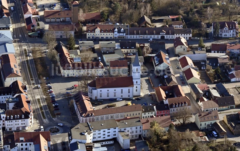 Seelow von oben - Kirchengebäude in der Ortsmitte in Seelow im Bundesland Brandenburg, Deutschland