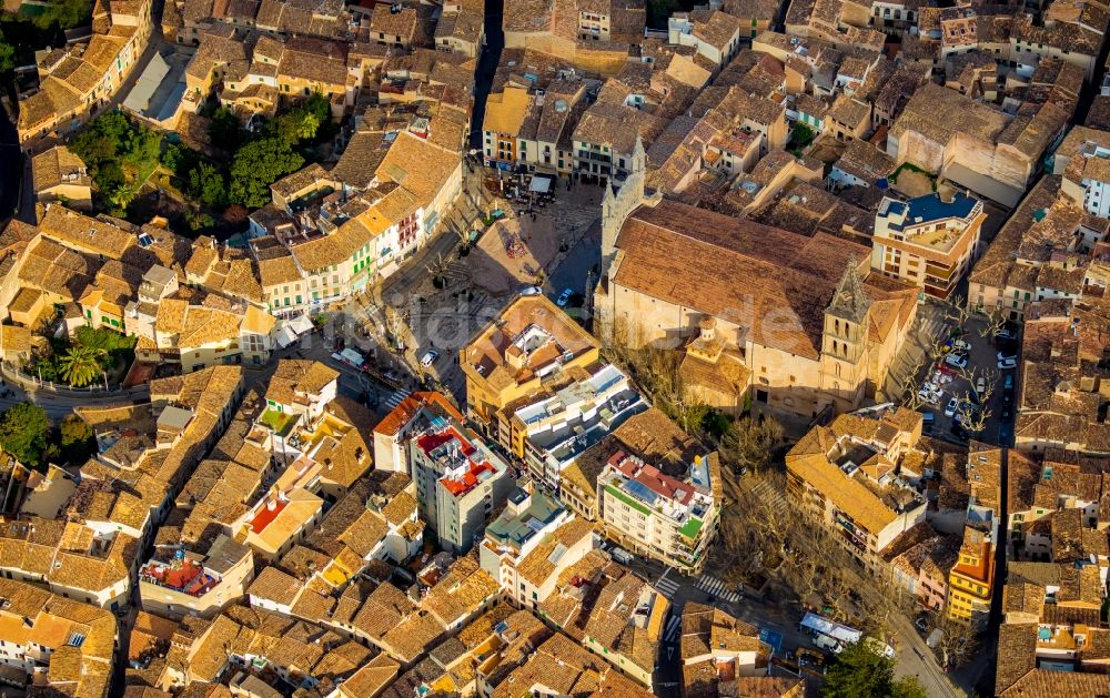 Luftaufnahme Soller - Kirchengebäude in der Ortsmitte in Soller auf der balearischen Mittelmeerinsel Mallorca, Spanien