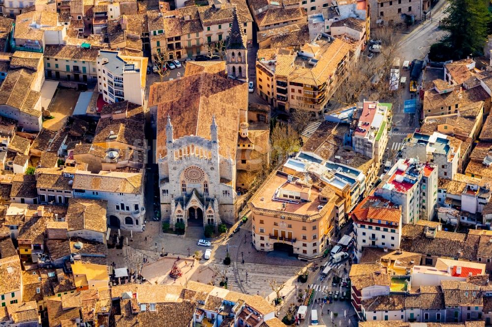 Luftbild Soller - Kirchengebäude in der Ortsmitte in Soller auf der balearischen Mittelmeerinsel Mallorca, Spanien