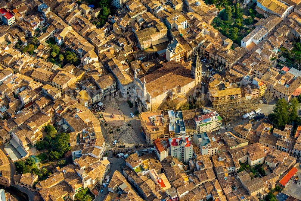 Luftaufnahme Soller - Kirchengebäude in der Ortsmitte in Soller auf der balearischen Mittelmeerinsel Mallorca, Spanien