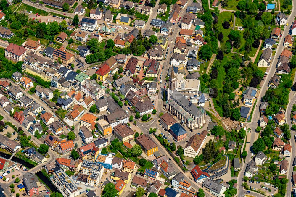 Luftbild Titisee-Neustadt - Kirchengebäude in der Ortsmitte in Titisee-Neustadt im Bundesland Baden-Württemberg, Deutschland