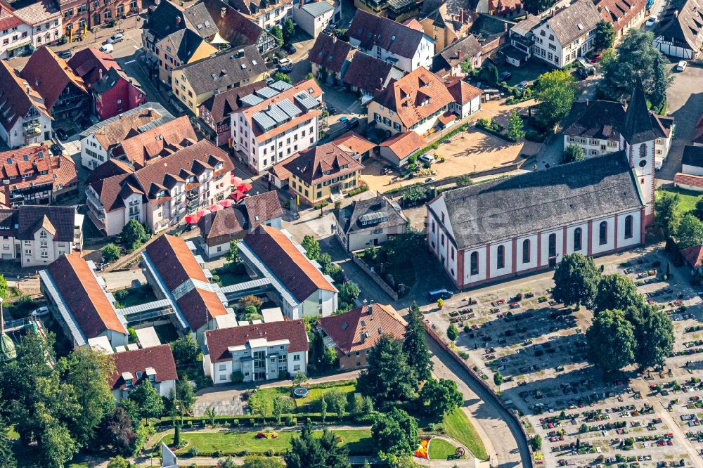 Luftbild Unterharmersbach - Kirchengebäude in der Ortsmitte in Unterharmersbach im Bundesland Baden-Württemberg, Deutschland