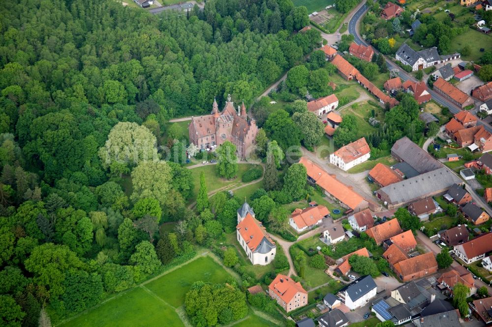 Hameln aus der Vogelperspektive: Kirchengebäude im Ortsteil Hastenbeck in Hameln im Bundesland Niedersachsen, Deutschland