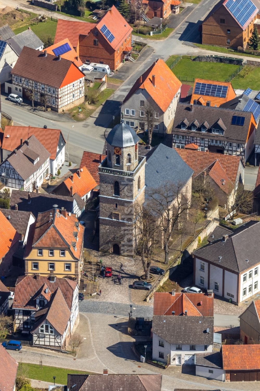 Luftbild Diemelstadt - Kirchengebäude im Ortsteil Rhoden in Diemelstadt im Bundesland Hessen, Deutschland