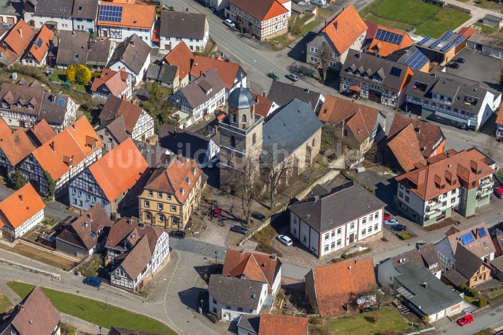 Luftaufnahme Diemelstadt - Kirchengebäude im Ortsteil Rhoden in Diemelstadt im Bundesland Hessen, Deutschland