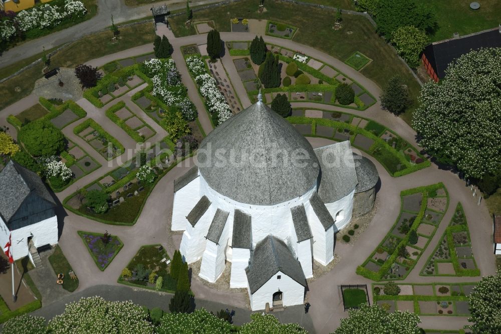 Luftaufnahme Gudhjem - Kirchengebäude der Osterlars Rundkirke am Vietsvej in Gudhjem in Region Hovedstaden, Dänemark