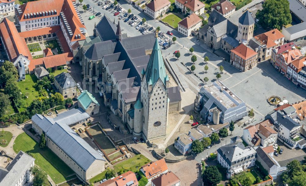 Paderborn von oben - Kirchengebäude Paderborner Dom in der Altstadt in Paderborn im Bundesland Nordrhein-Westfalen, Deutschland