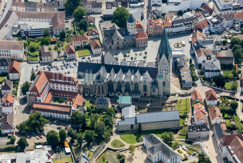 Paderborn aus der Vogelperspektive: Kirchengebäude Paderborner Dom in der Altstadt in Paderborn im Bundesland Nordrhein-Westfalen, Deutschland