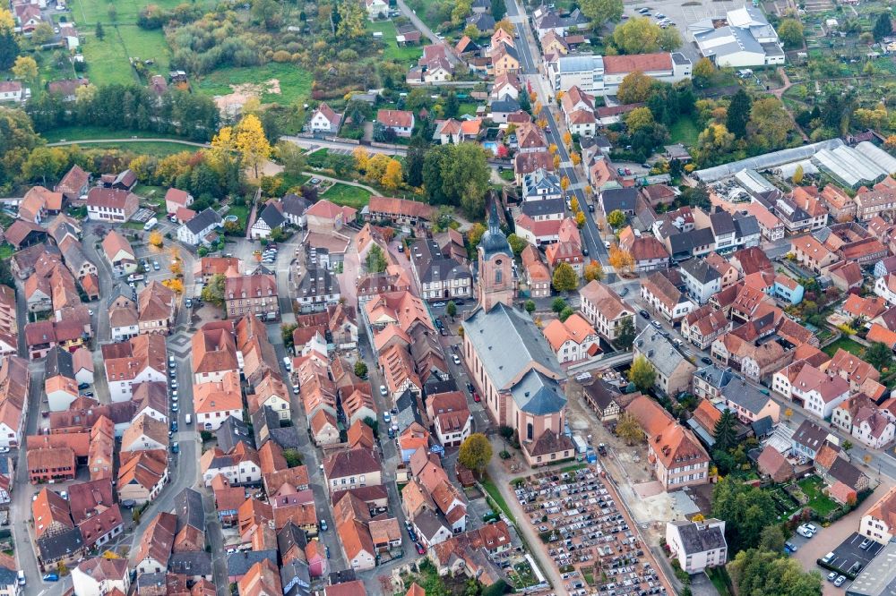 Luftaufnahme Reichshoffen - Kirchengebäude des paroisse protestante in Reichshoffen in Grand Est, Frankreich