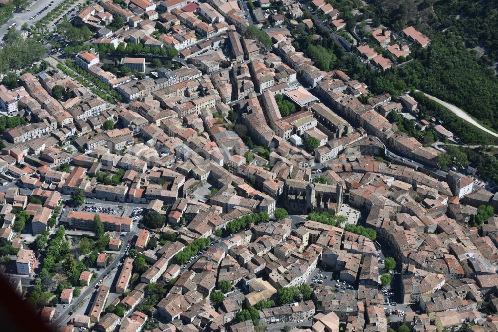 Clermont-l'Hérault von oben - Kirchengebäude Paroisse an der Rue Louis Blanc im Altstadt- Zentrum in Clermont-l'Hérault in Languedoc-Roussillon Midi-Pyrenees, Frankreich