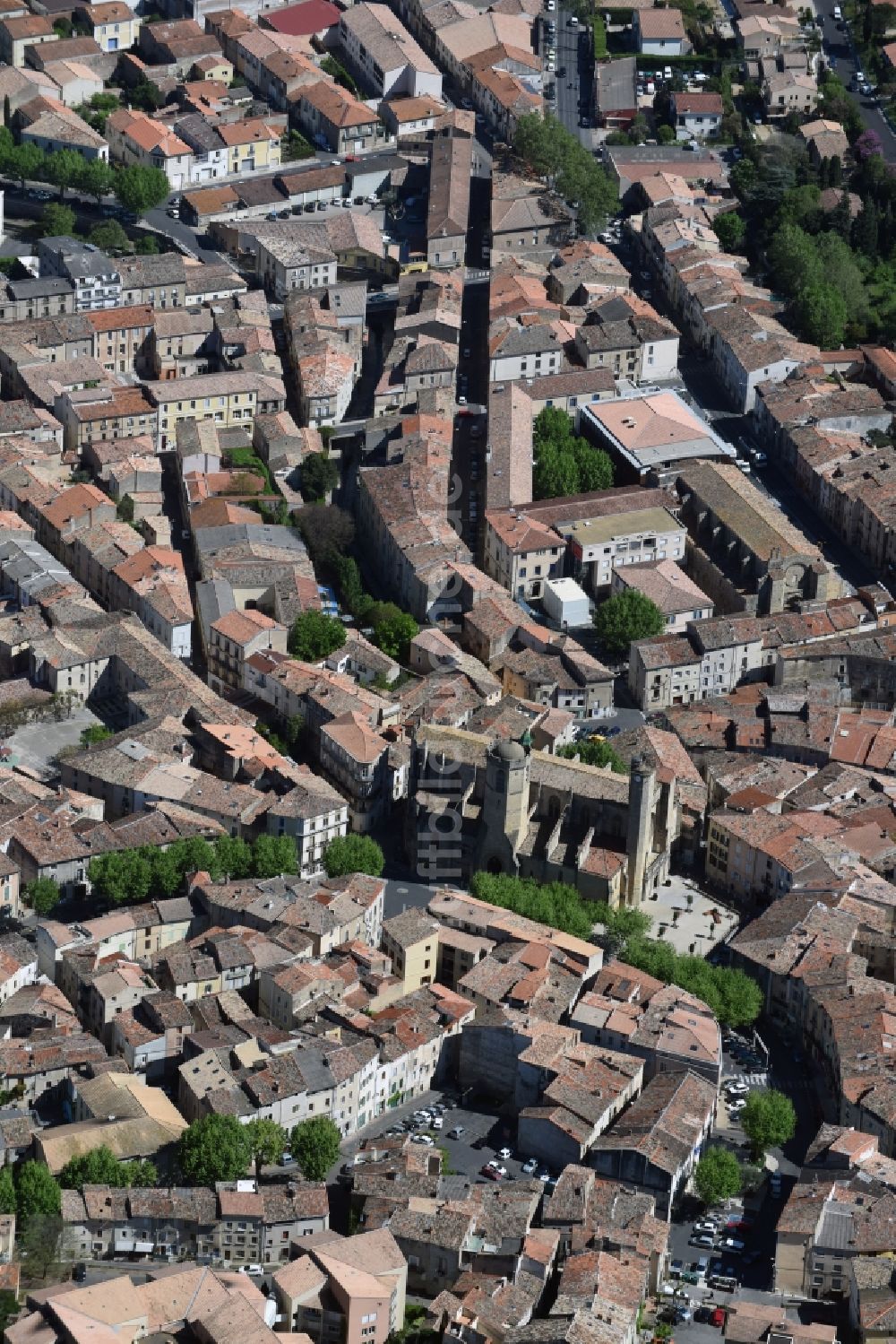 Luftaufnahme Clermont-l'Hérault - Kirchengebäude Paroisse an der Rue Louis Blanc im Altstadt- Zentrum in Clermont-l'Hérault in Languedoc-Roussillon Midi-Pyrenees, Frankreich