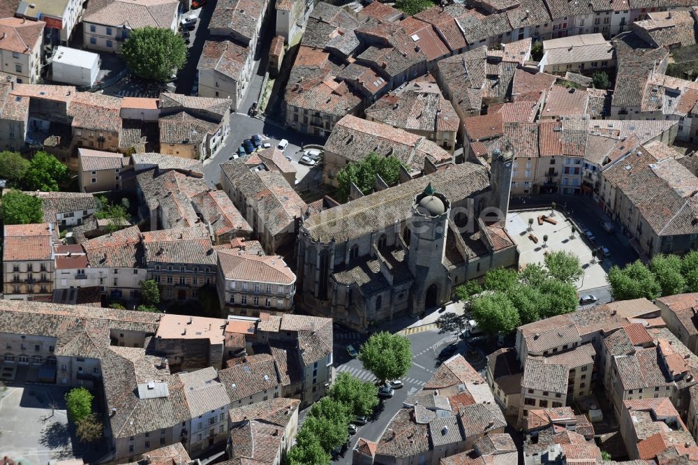 Clermont-l'Hérault von oben - Kirchengebäude Paroisse an der Rue Louis Blanc im Altstadt- Zentrum in Clermont-l'Hérault in Languedoc-Roussillon Midi-Pyrenees, Frankreich