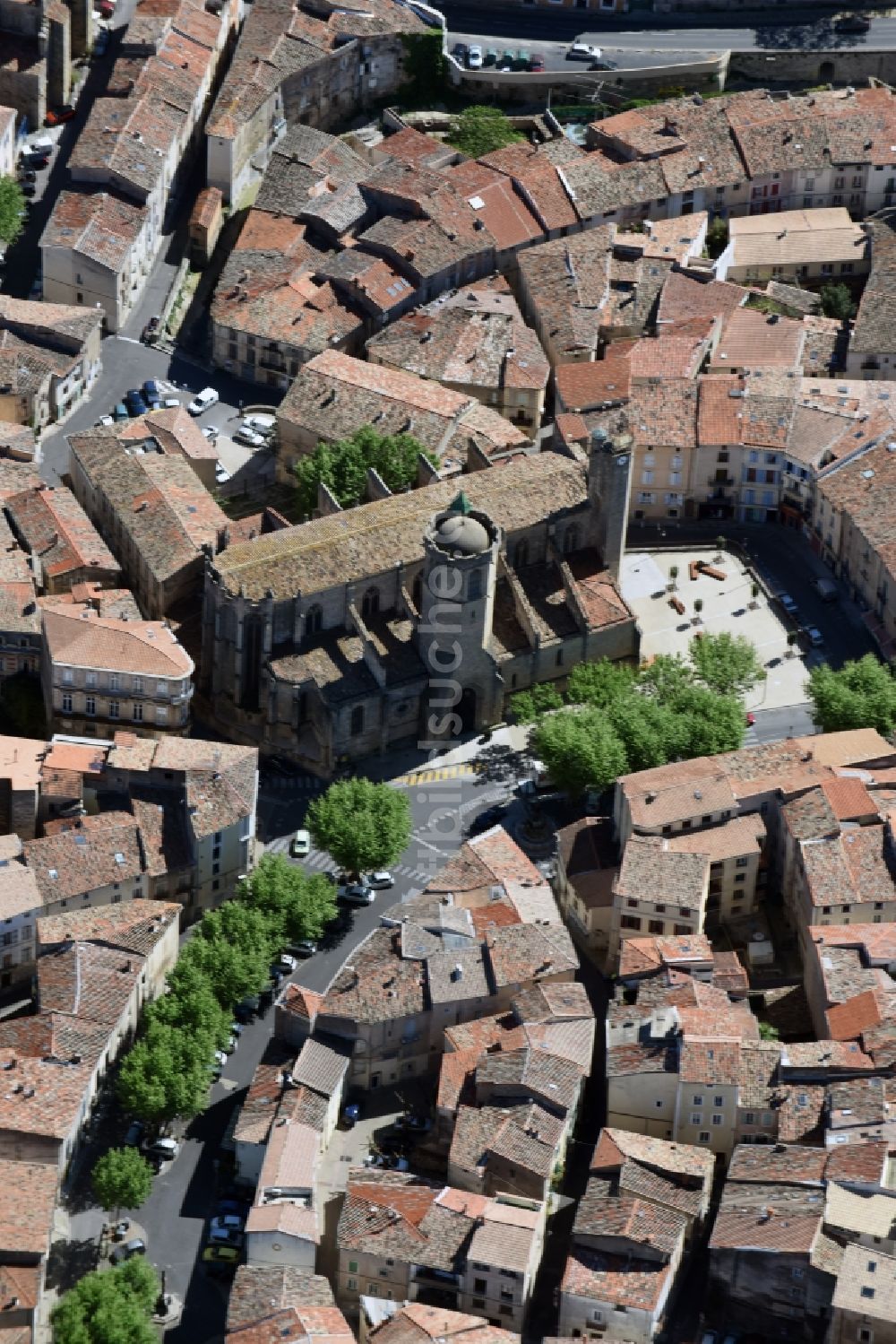 Clermont-l'Hérault aus der Vogelperspektive: Kirchengebäude Paroisse an der Rue Louis Blanc im Altstadt- Zentrum in Clermont-l'Hérault in Languedoc-Roussillon Midi-Pyrenees, Frankreich