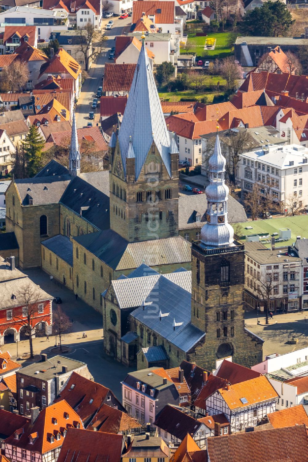 Soest von oben - Kirchengebäude St. Patrokli-Dom und St. Petri in Soest im Bundesland Nordrhein-Westfalen, Deutschland