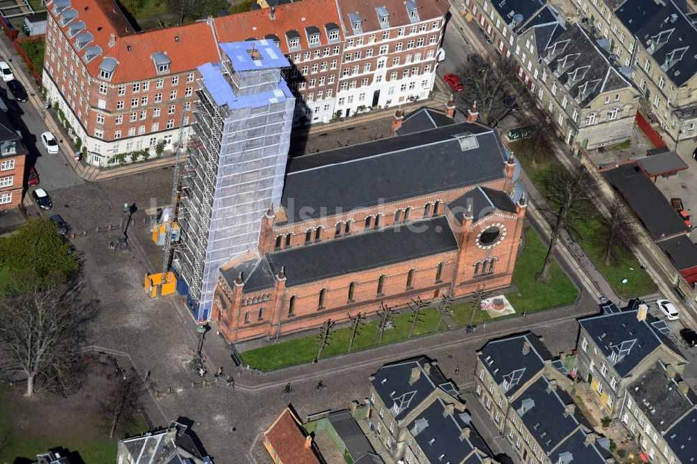 Luftbild Kopenhagen - Kirchengebäude der Paulskirche (Sankt Pauls Kirke) an der Gernersgade in Kopenhagen in Region Hovedstaden, Dänemark