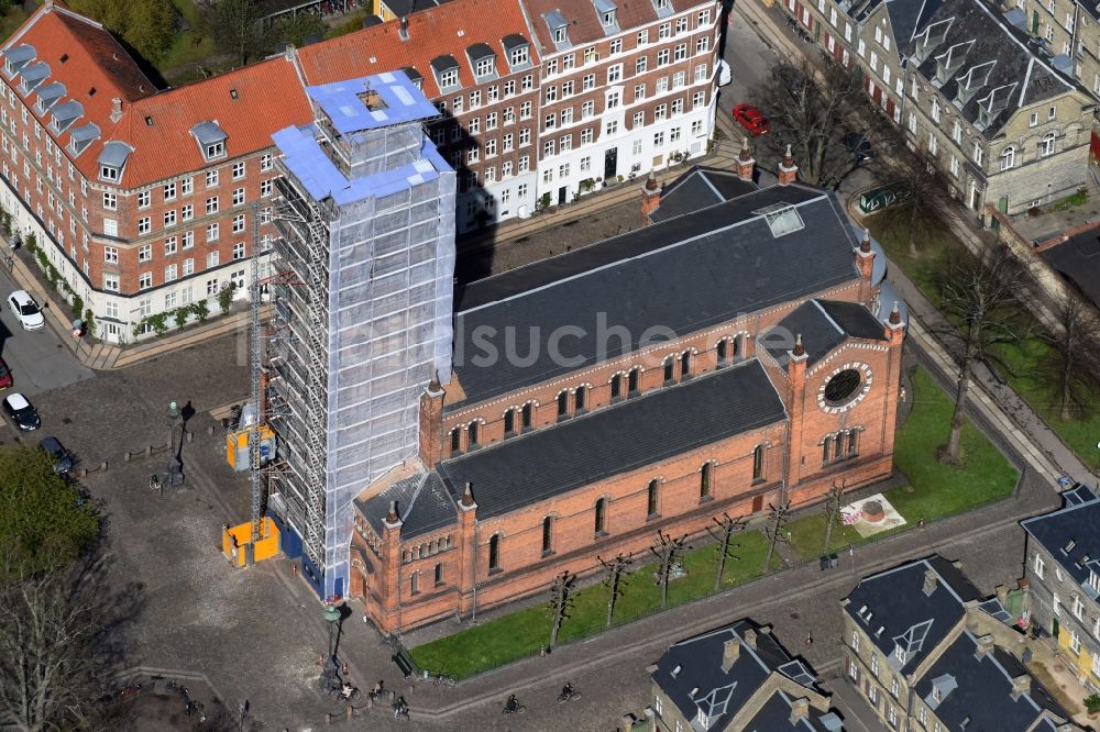 Luftaufnahme Kopenhagen - Kirchengebäude der Paulskirche (Sankt Pauls Kirke) an der Gernersgade in Kopenhagen in Region Hovedstaden, Dänemark