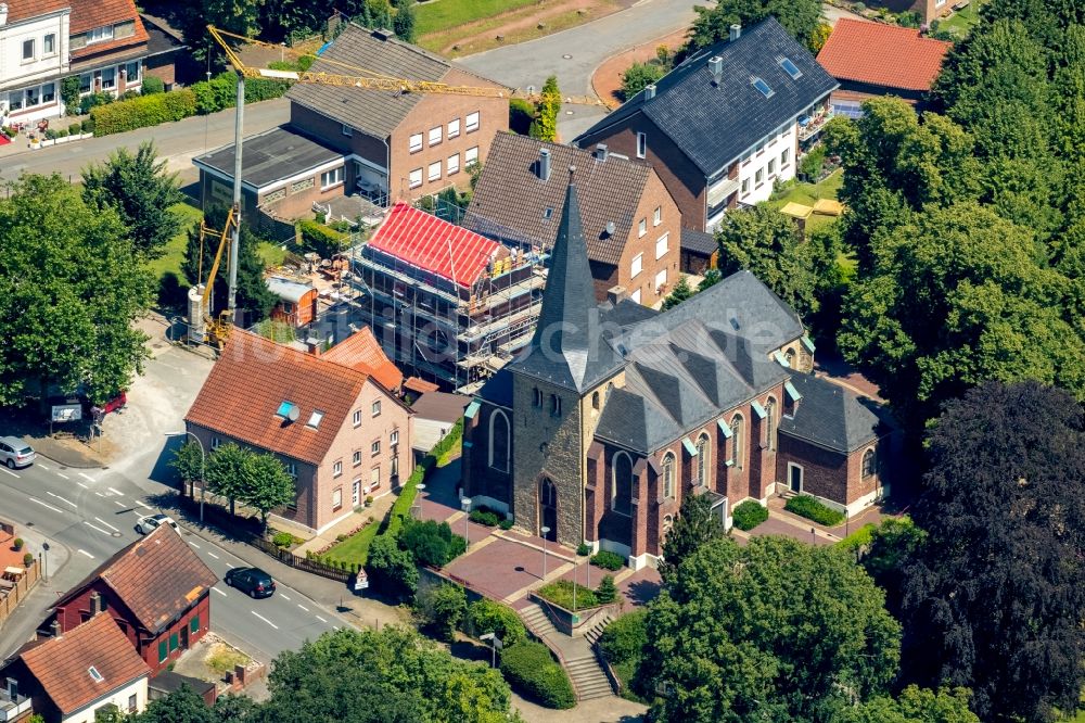 Dorsten aus der Vogelperspektive: Kirchengebäude der St. Paulus im Stadtteil Hervest in Dorsten im Bundesland Nordrhein-Westfalen