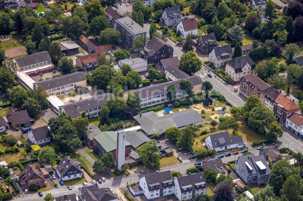 Castrop-Rauxel von oben - Kirchengebäude Pauluskirche in Castrop-Rauxel im Bundesland Nordrhein-Westfalen, Deutschland