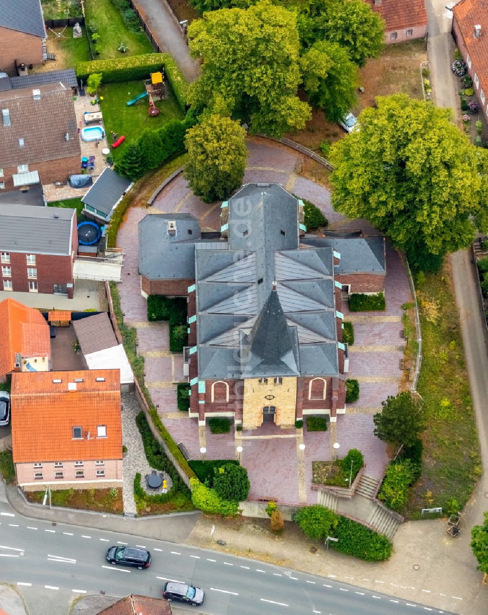 Dorsten von oben - Kirchengebäude Pauluskirche Dorsten an der Dorfstraße im Ortsteil Hervest in Dorsten im Bundesland Nordrhein-Westfalen, Deutschland