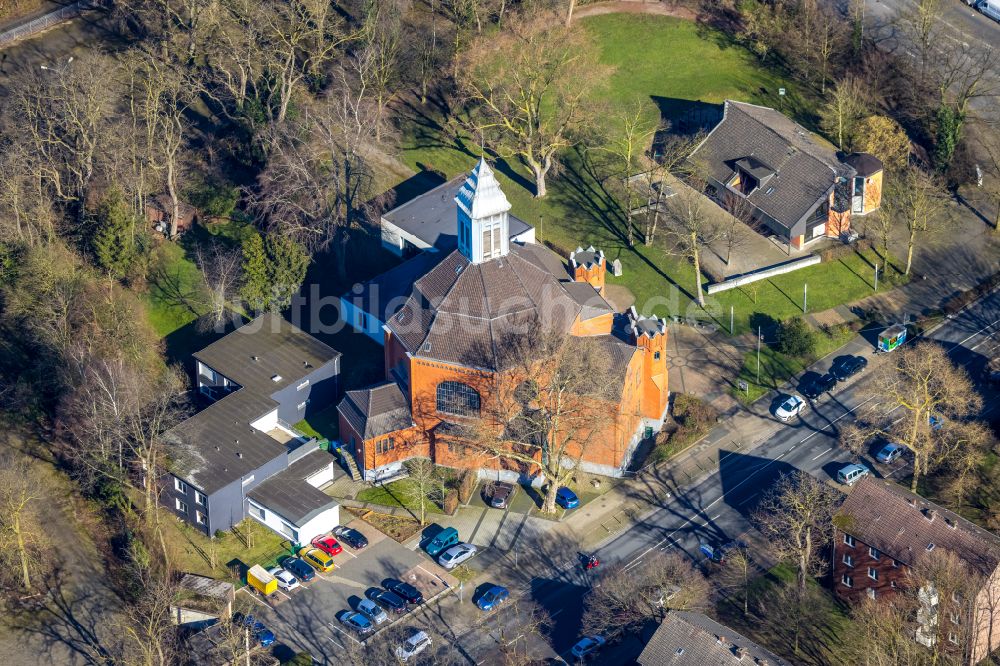 Luftaufnahme Oberhausen - Kirchengebäude Pauluskirche - Evangelische Emmaus-Kirchengemeinde Oberhausen in Oberhausen im Bundesland Nordrhein-Westfalen, Deutschland