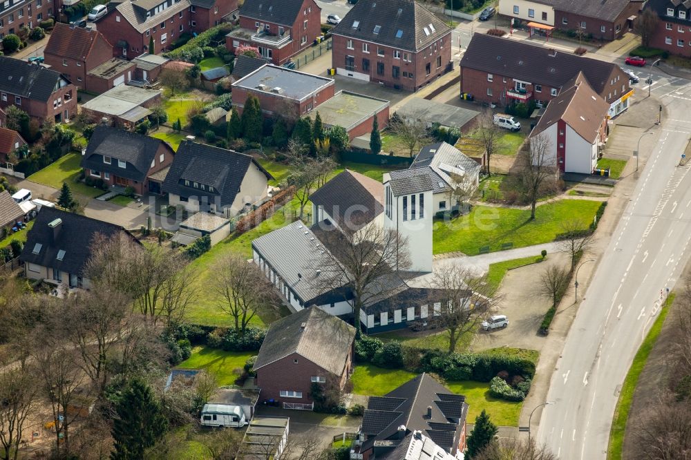 Kirchhellen aus der Vogelperspektive: Kirchengebäude Pauluskirche in Kirchhellen im Bundesland Nordrhein-Westfalen, Deutschland