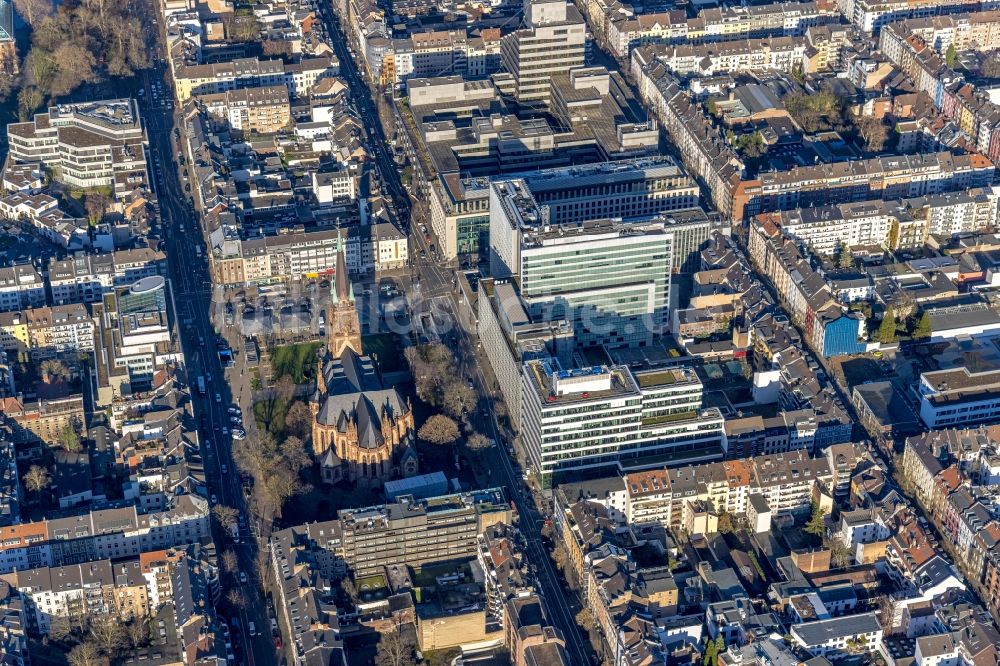 Düsseldorf aus der Vogelperspektive: Kirchengebäude St. Peter in Düsseldorf im Bundesland Nordrhein-Westfalen, Deutschland