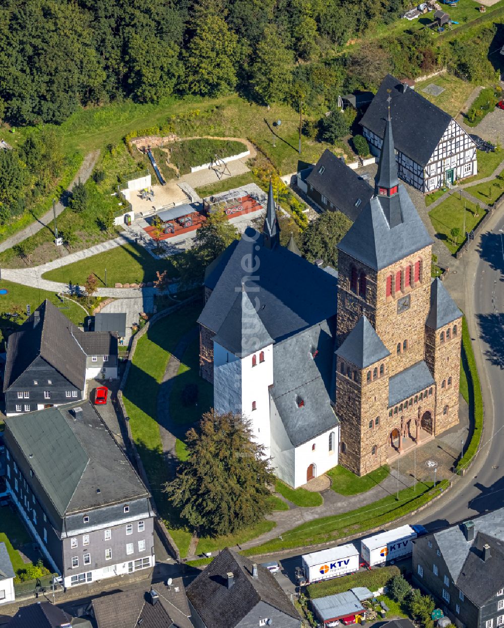 Kirchhundem aus der Vogelperspektive: Kirchengebäude St. Peter u. Paul in Kirchhundem im Bundesland Nordrhein-Westfalen, Deutschland