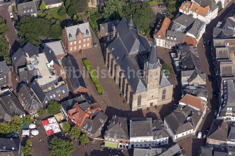 Straelen aus der Vogelperspektive: Kirchengebäude St. Peter und Paul in Straelen im Bundesland Nordrhein-Westfalen, Deutschland