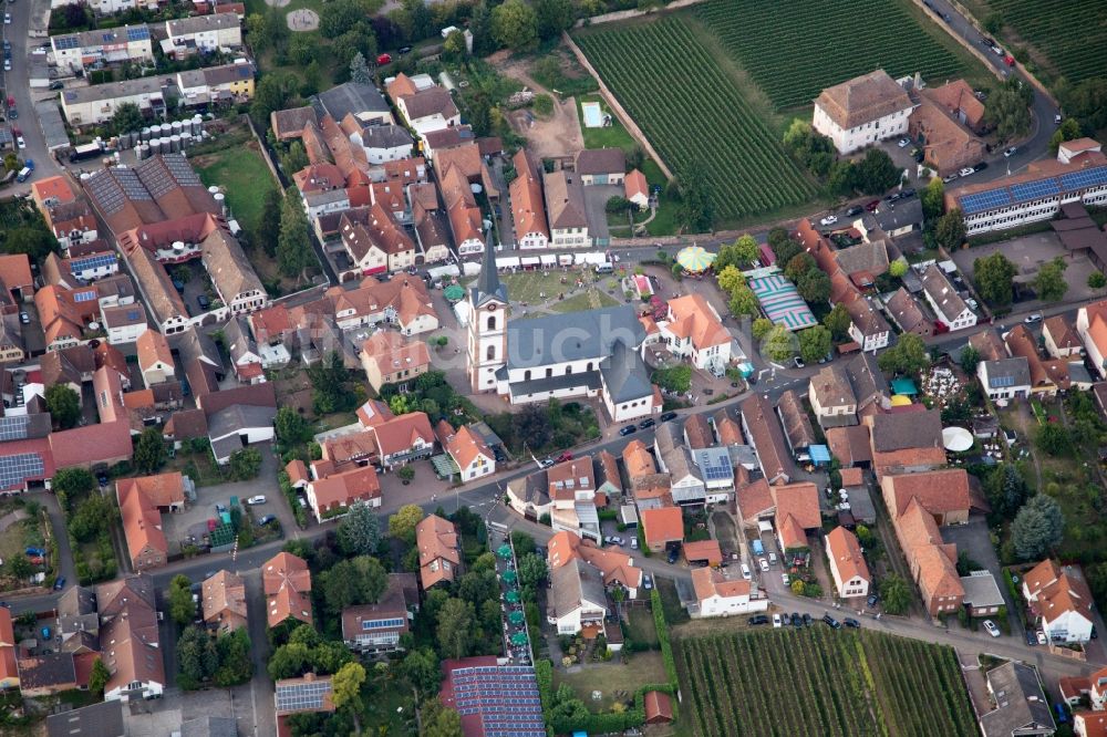 Edesheim von oben - Kirchengebäude von St. Peter und Paulin der Dorfmitte in Edesheim im Bundesland Rheinland-Pfalz